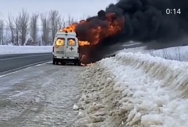 На трассе под Саратовом сгорел автомобиль скорой помощи