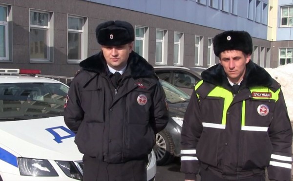 Автоинспекторы помогли саратовской семье добраться до роддома