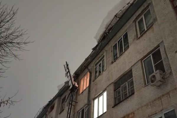 В центре Саратова сошедший с крыши снег оторвал козырёк над подъездом. Несколько часов жители не могли покинуть свои квартиры 