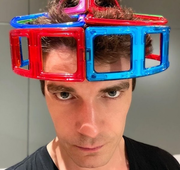 Саратовский актер предстал перед поклонниками с магнитами на голове 