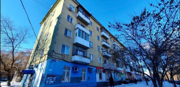 В Саратове женщина пострадала при сходе снега с крыши