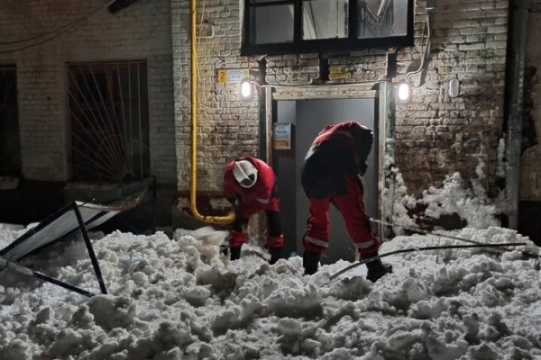В центре Саратова сошедший с крыши снег оторвал козырёк над подъездом. Несколько часов жители не могли покинуть свои квартиры 