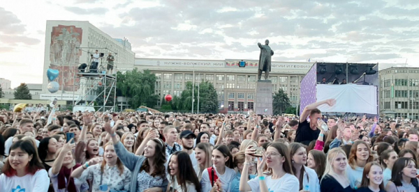Десять тысяч выпускников и зрителей собрались на &laquo;Розе ветров&raquo; в Саратове