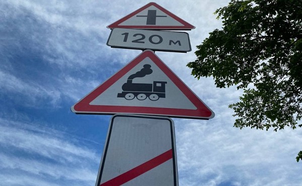 В Саратове на переезде электричка протаранила &laquo;Жигули&raquo; 