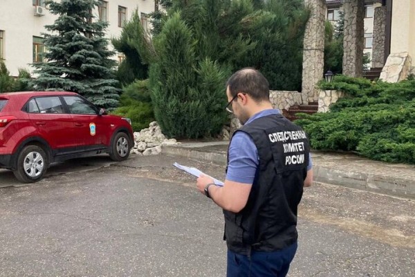 Шестилетняя девочка тонула в бассейне, пока мать находилась поблизости 