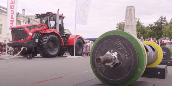 Саратовские силачи протащили 14-тонный &laquo;Кировец&raquo; на 20 метров