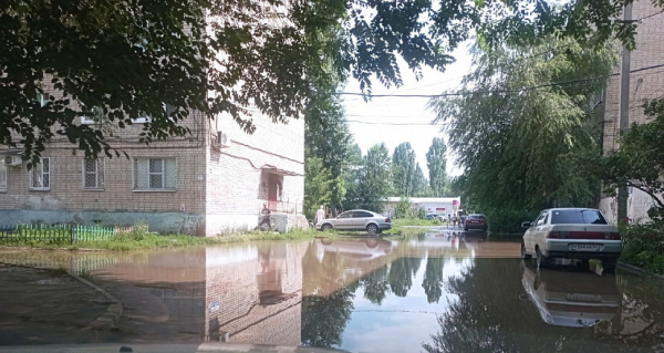 Саратовцы после проливного дождя готовят лодки