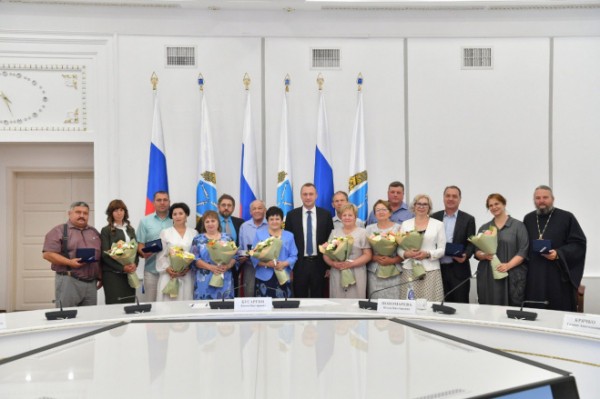 В День семьи, любви и верности Роман Бусаргин вручил медали восьми семьям