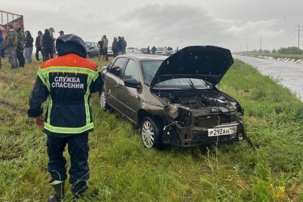 В Марксовском районе в результате падения автомобиля в оросительный канал погибла 28-летняя девушка и двое детей В Марксовском районе в результате падения автомобиля в оросительный канал погибла 28-летняя девушка и двое детей