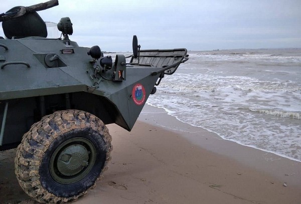 Саратовцы на бронемашинах форсируют Финский залив 