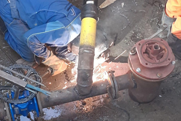 Коммунальщики завершают перекладку внутриквартальных водосетей по улице Саперная