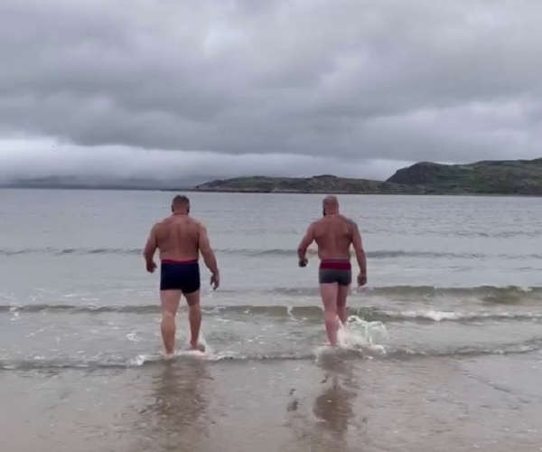 Силачи из Саратова поразили полицейских купанием в Северном Ледовитом океане