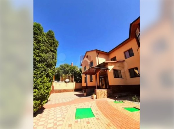 В селе под Саратовом за 65 миллионов продают особняк с кинотеатром В селе под Саратовом за 65 миллионов продают особняк с кинотеатром