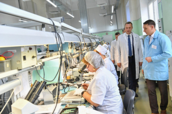 Врио Губернатора посетил ведущие предприятия радиоэлектронной промышленности Саратова