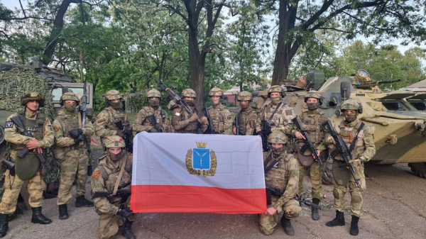 Над освобожденным Лисичанском развернули флаг Саратовской области