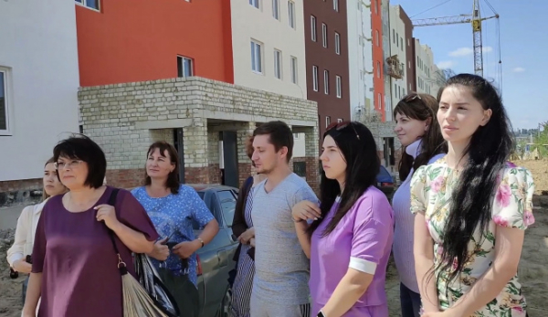 Медработники нового инфекционного центра осмотрели будущие ведомственные квартиры