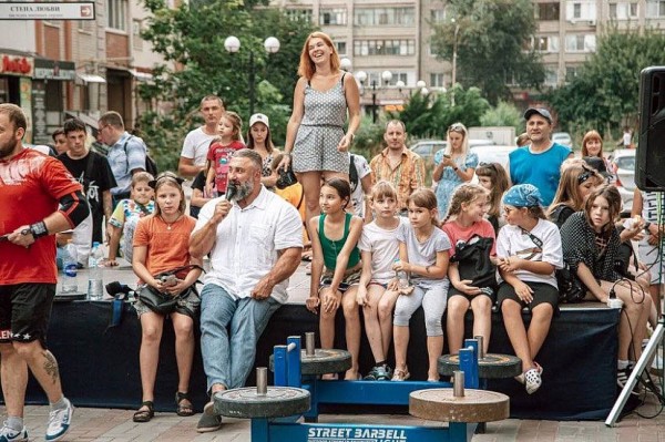 Саратовский силач стал Дедом Мазаем и раздал 300 порций мороженого Саратовский силач стал Дедом Мазаем и раздал 300 порций мороженого