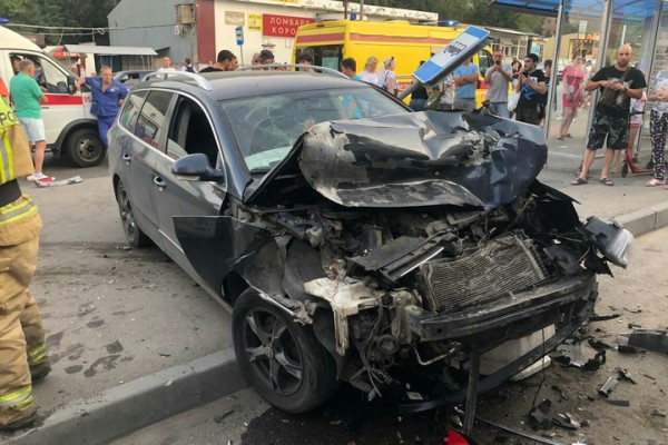 На Азина Hyundai перевернулся на автобусной остановке после того, как его протаранил Volkswagen