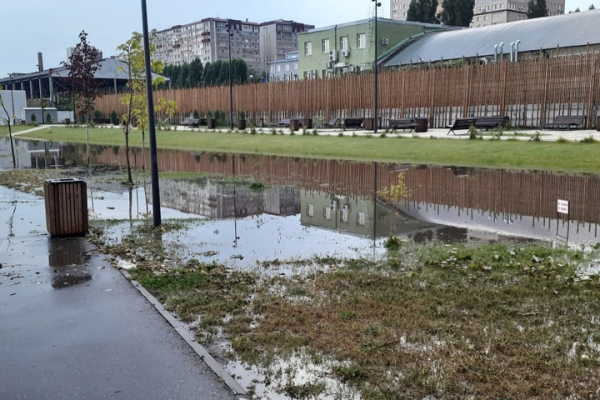 Ливень, град и шторм. В Саратове затопило улицы, повалило деревья и прекратилось движение электротранспорта
