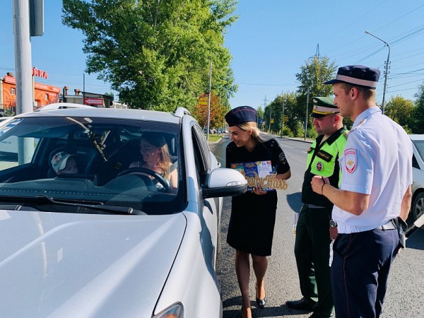 В Саратове полицейские раздали водителям бутылки с водой 