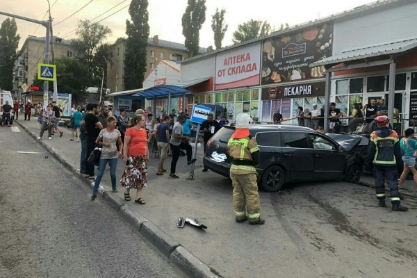 На Азина Hyundai перевернулся на автобусной остановке после того, как его протаранил Volkswagen