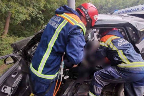 В Заводском районе KIA протаранила столб: мужчина и женщина погибли на месте