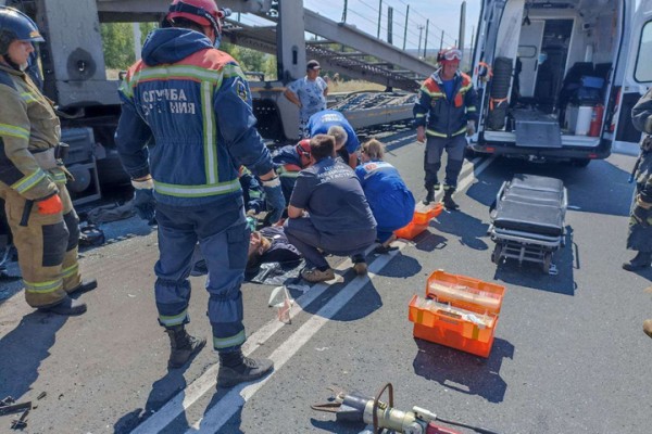 На трассе в Саратовской области столкнулись три фуры: есть погибшие 