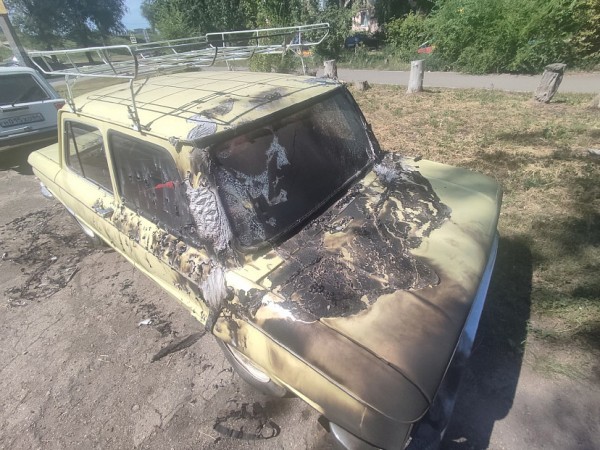 Саратовцев возмутил ночной поджог ретро-автомобиля 