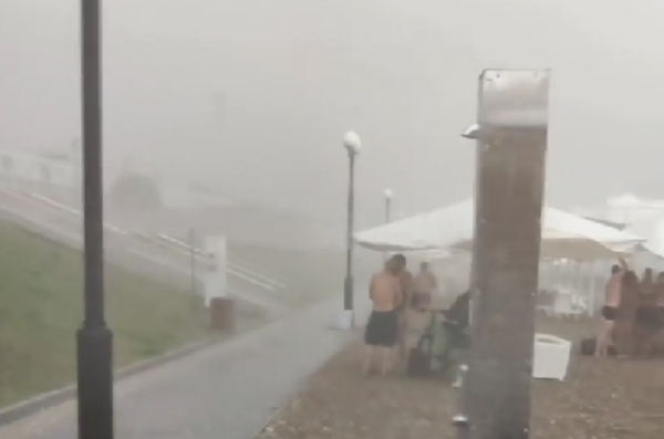 На пляже в Саратове люди прятались от крупного града под зонтами