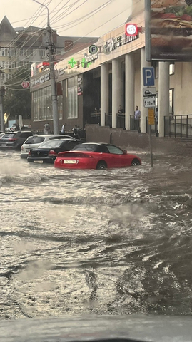 Ливень, град и шторм. В Саратове затопило улицы, повалило деревья и прекратилось движение электротранспорта