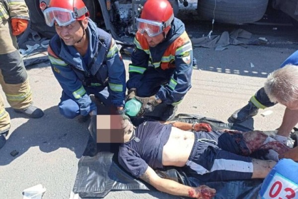 На трассе в Саратовской области столкнулись три фуры: есть погибшие 