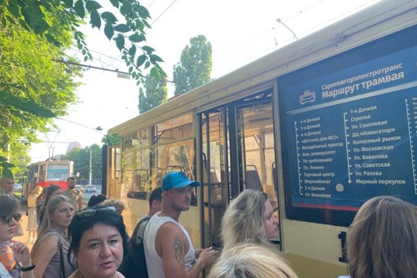 &laquo;Почему пассажиры должны нервничать, тратить лишнее время и деньги?&raquo;: в час пик саратовцев высадили из трамвая из-за неработающего терминала