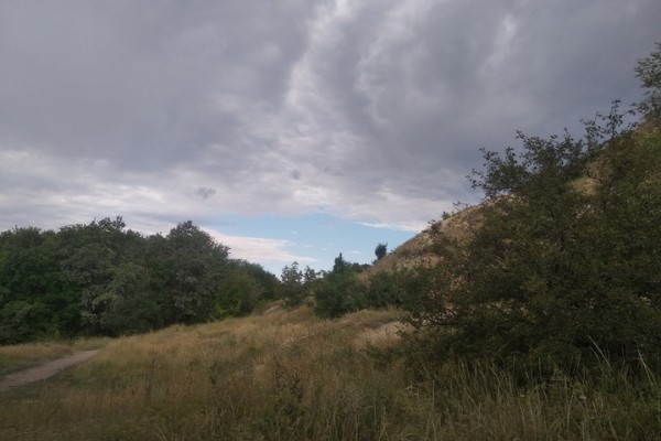 Гроза и сильный ветер при сохранении жары: в МЧС рассказали, когда ждать ухудшения погоды