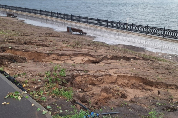 Ливень, град и шторм. В Саратове затопило улицы, повалило деревья и прекратилось движение электротранспорта