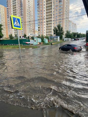 Ливень, град и шторм. В Саратове затопило улицы, повалило деревья и прекратилось движение электротранспорта
