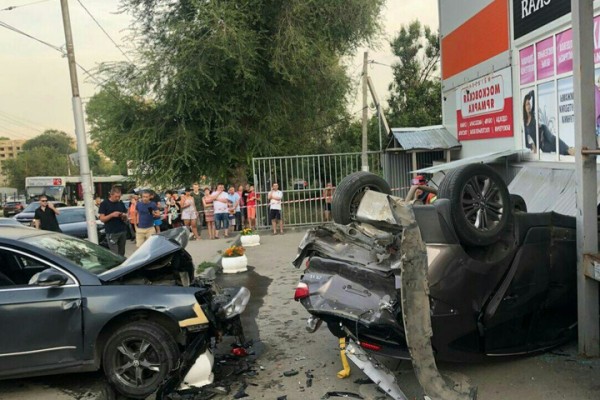 На Азина Hyundai перевернулся на автобусной остановке после того, как его протаранил Volkswagen