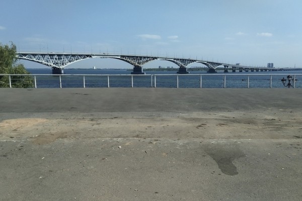 Одна из ярких достопримечательностей Саратова на набережной пришла в негодность &mdash; её решили убрать на неопределённый срок