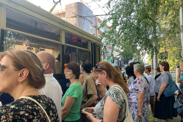 &laquo;Почему пассажиры должны нервничать, тратить лишнее время и деньги?&raquo;: в час пик саратовцев высадили из трамвая из-за неработающего терминала