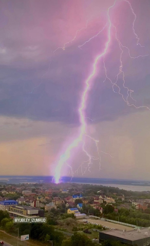 Ливень, град и шторм. В Саратове затопило улицы, повалило деревья и прекратилось движение электротранспорта
