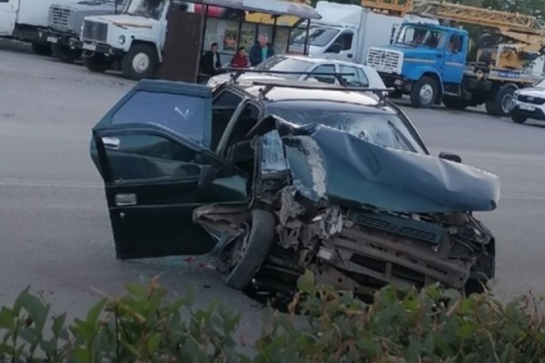 В Энгельсе &laquo;десятка&raquo; протаранила столб