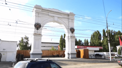 
В Саратове восстановили Триумфальную арку 					