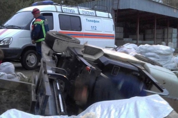 Рядом с магазином строительных материалов в Энгельсе мужчину придавило погрузчиком