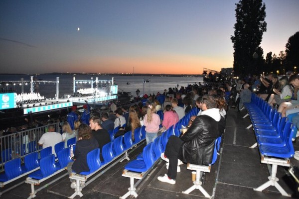 Жители Саратова прождали полтора часа открытия всероссийских игр и услышали две песни Niletto