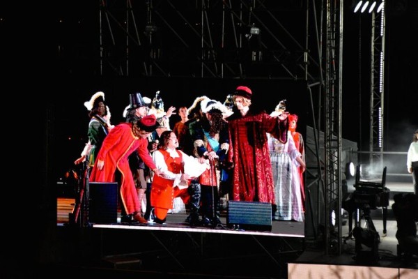 Жители Саратова прождали полтора часа открытия всероссийских игр и услышали две песни Niletto