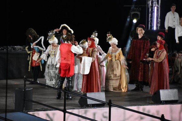 Жители Саратова прождали полтора часа открытия всероссийских игр и услышали две песни Niletto