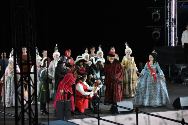 Жители Саратова прождали полтора часа открытия всероссийских игр и услышали две песни Niletto