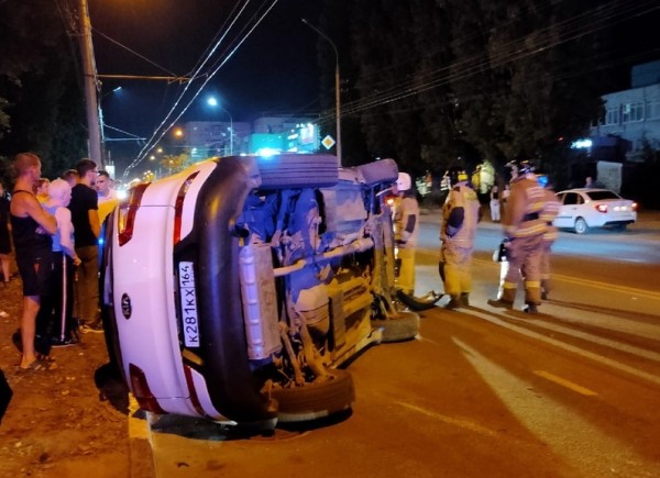 Иномарка опрокинулась на бок у остановки Иномарка опрокинулась на бок у остановки
