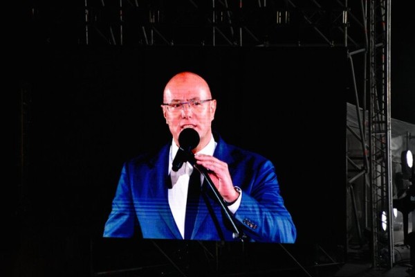 Жители Саратова прождали полтора часа открытия всероссийских игр и услышали две песни Niletto