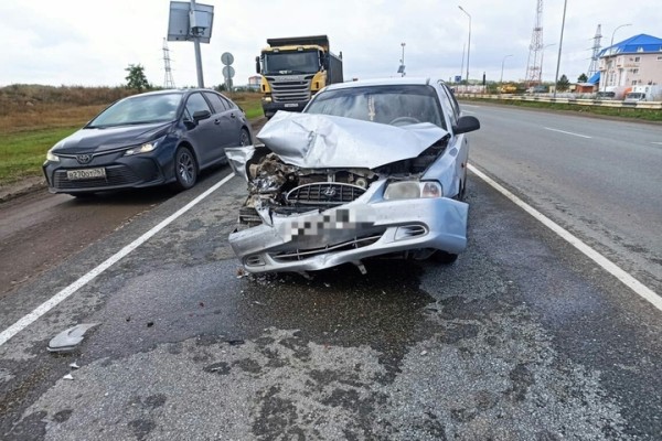 Два ребенка попали в больницу после столкновения двух иномарок на трассе