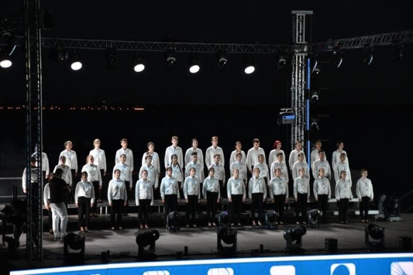 Жители Саратова прождали полтора часа открытия всероссийских игр и услышали две песни Niletto